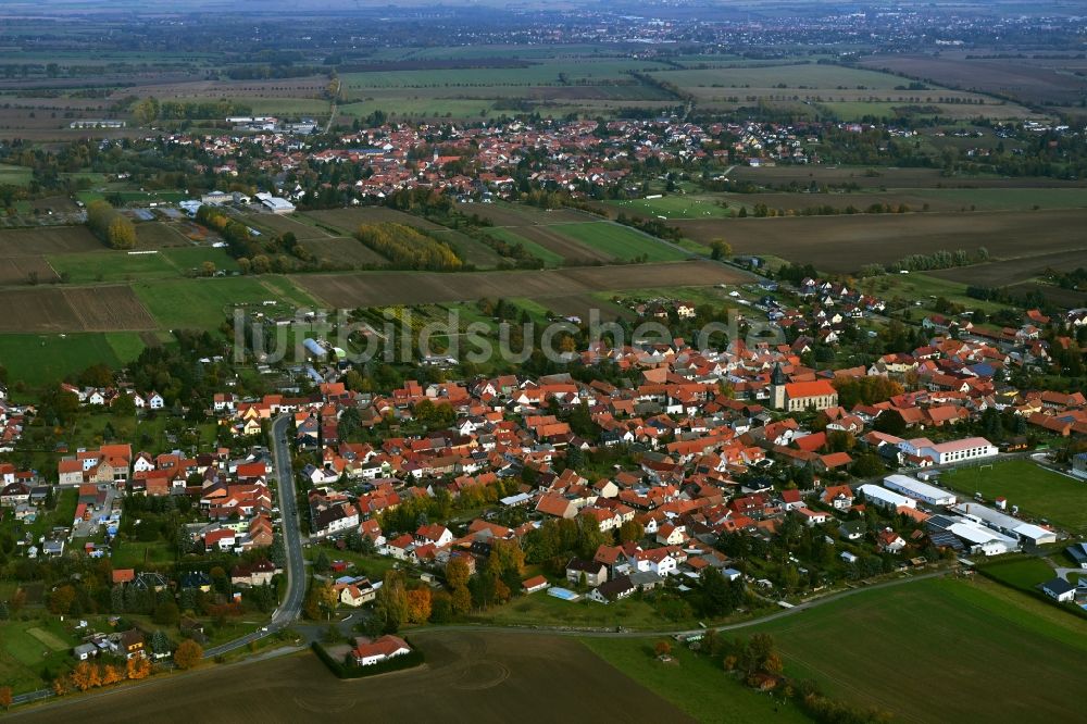 Luftaufnahme Langula - Ortsansicht am Rande von landwirtschaftlichen Feldern in Langula im Bundesland Thüringen, Deutschland