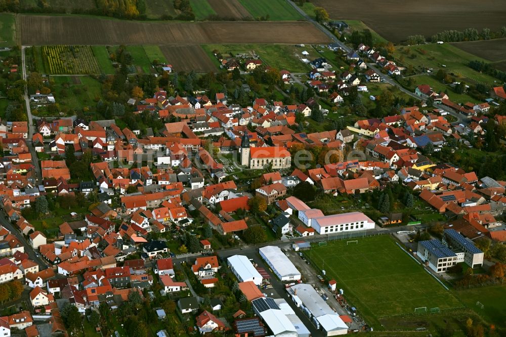 Langula aus der Vogelperspektive: Ortsansicht am Rande von landwirtschaftlichen Feldern in Langula im Bundesland Thüringen, Deutschland