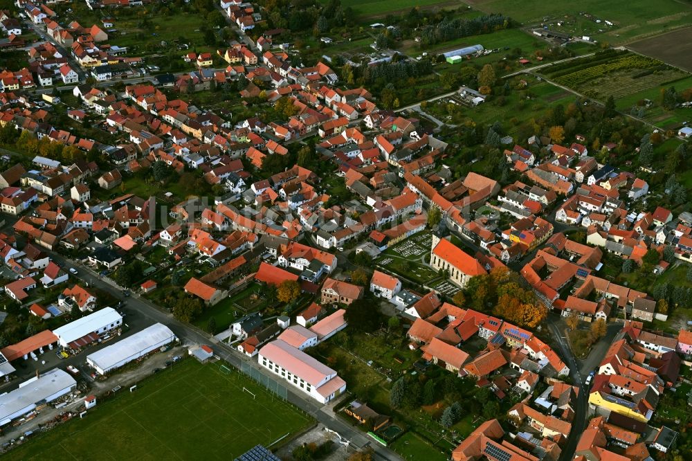 Luftaufnahme Langula - Ortsansicht am Rande von landwirtschaftlichen Feldern in Langula im Bundesland Thüringen, Deutschland