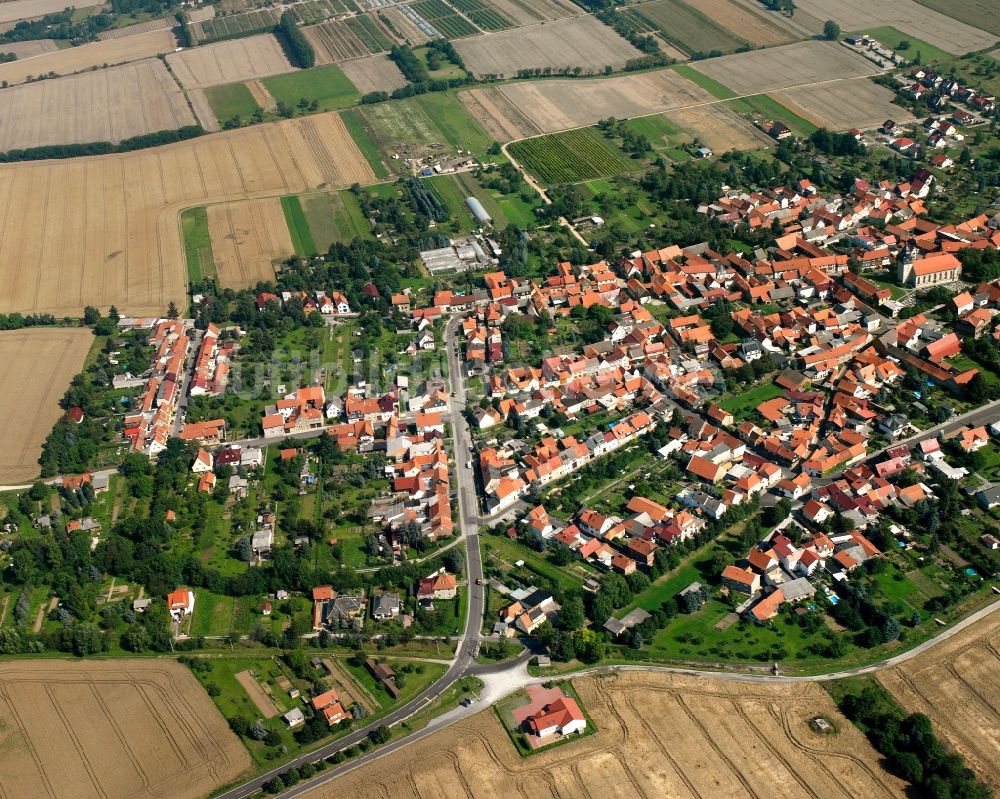 Luftaufnahme Langula - Ortsansicht am Rande von landwirtschaftlichen Feldern in Langula im Bundesland Thüringen, Deutschland