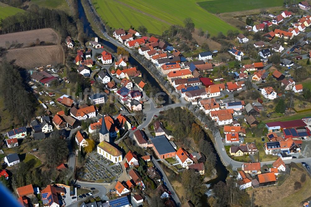 Luftbild Lanzendorf - Ortsansicht am Rande von landwirtschaftlichen Feldern in Lanzendorf im Bundesland Bayern, Deutschland