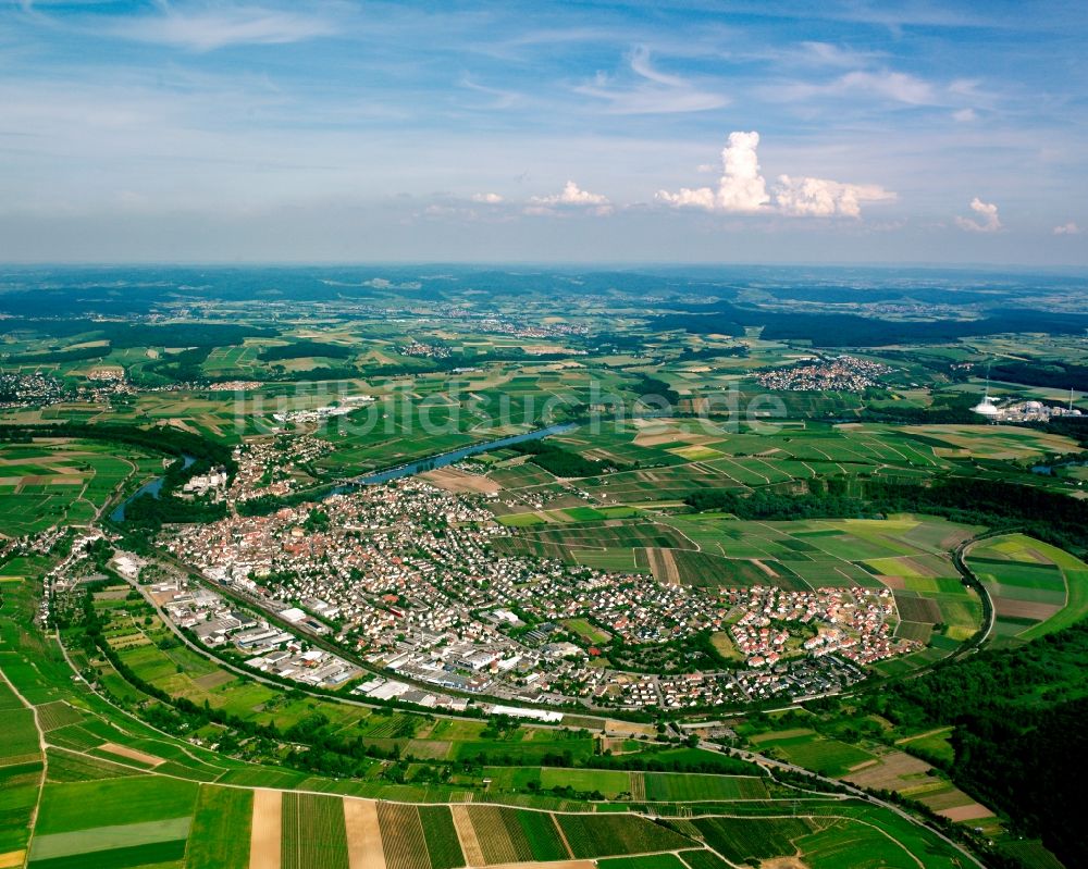 Lauffen am Neckar aus der Vogelperspektive: Ortsansicht am Rande von landwirtschaftlichen Feldern in Lauffen am Neckar im Bundesland Baden-Württemberg, Deutschland