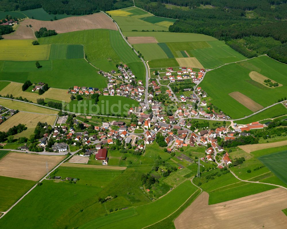 Laupertshausen von oben - Ortsansicht am Rande von landwirtschaftlichen Feldern in Laupertshausen im Bundesland Baden-Württemberg, Deutschland