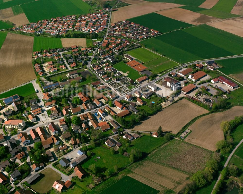 Luftaufnahme Leiblfing - Ortsansicht am Rande von landwirtschaftlichen Feldern in Leiblfing im Bundesland Bayern, Deutschland