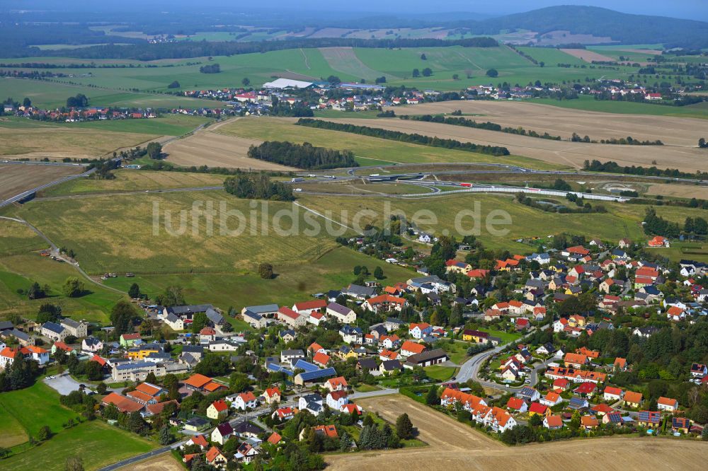 Luftaufnahme Leppersdorf - Ortsansicht am Rande von landwirtschaftlichen Feldern in Leppersdorf im Bundesland Sachsen, Deutschland