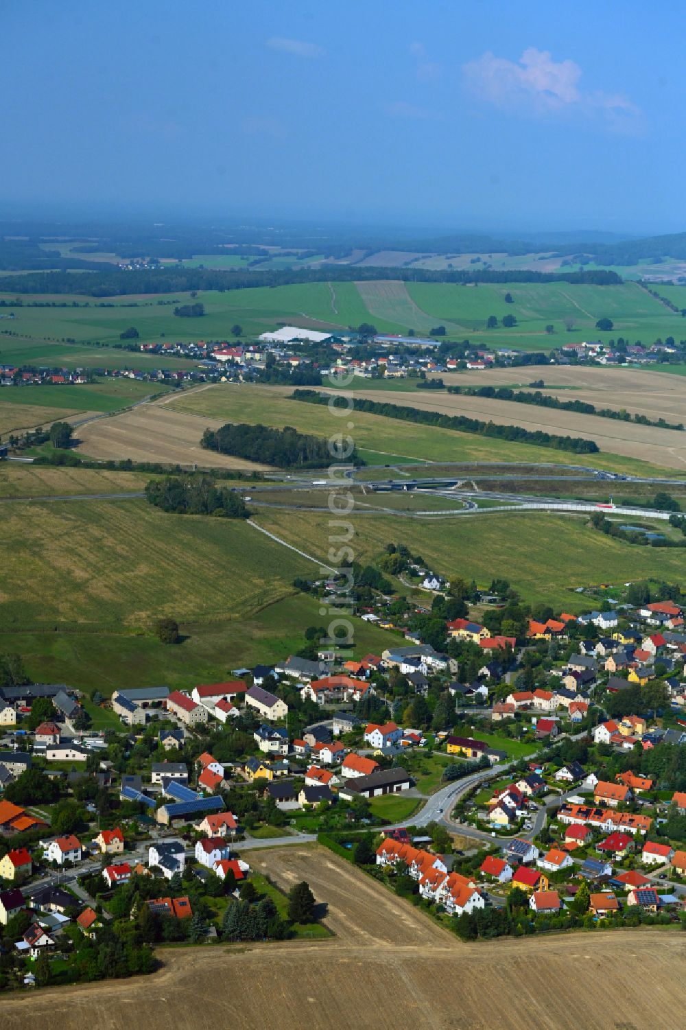 Leppersdorf von oben - Ortsansicht am Rande von landwirtschaftlichen Feldern in Leppersdorf im Bundesland Sachsen, Deutschland