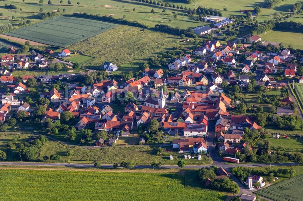 Löffelsterz aus der Vogelperspektive: Ortsansicht am Rande von landwirtschaftlichen Feldern in Löffelsterz im Bundesland Bayern, Deutschland