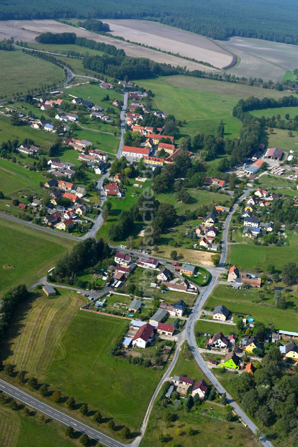 Lieske aus der Vogelperspektive: Ortsansicht am Rande von landwirtschaftlichen Feldern in Lieske im Bundesland Sachsen, Deutschland