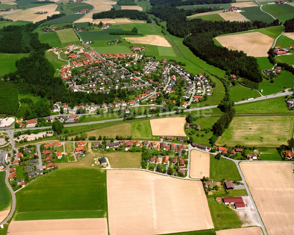 Luftaufnahme Linden - Ortsansicht am Rande von landwirtschaftlichen Feldern in Linden im Bundesland Bayern, Deutschland