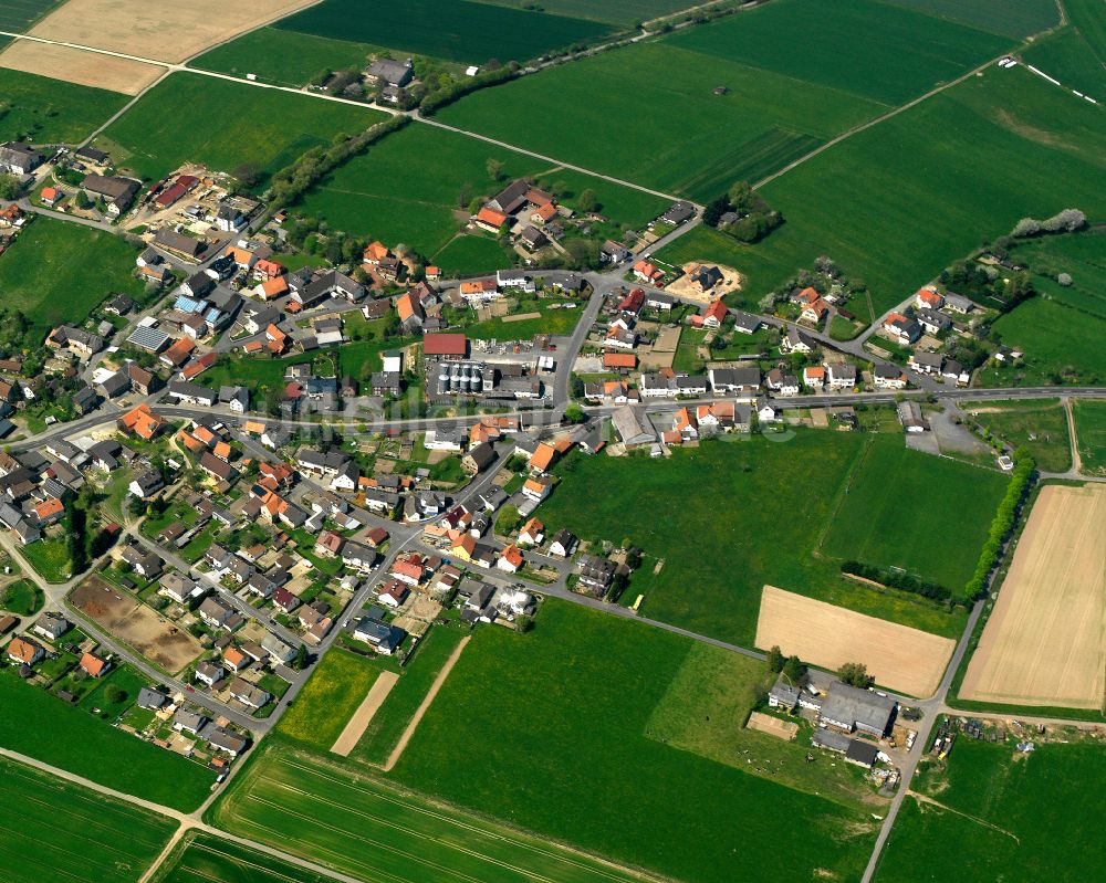 Lingelbach aus der Vogelperspektive: Ortsansicht am Rande von landwirtschaftlichen Feldern in Lingelbach im Bundesland Hessen, Deutschland