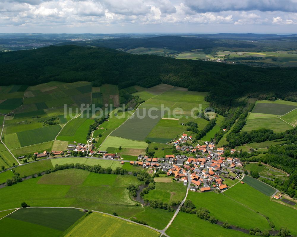 Üllershausen aus der Vogelperspektive: Ortsansicht am Rande von landwirtschaftlichen Feldern in Üllershausen im Bundesland Hessen, Deutschland