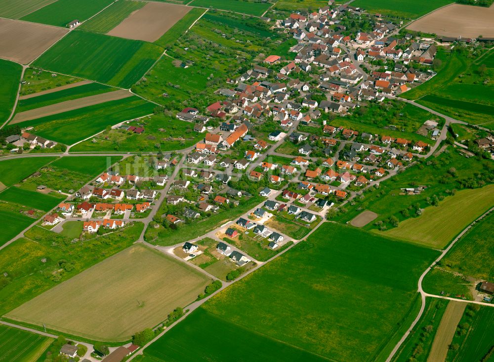 Luftaufnahme Öllingen - Ortsansicht am Rande von landwirtschaftlichen Feldern in Öllingen im Bundesland Baden-Württemberg, Deutschland