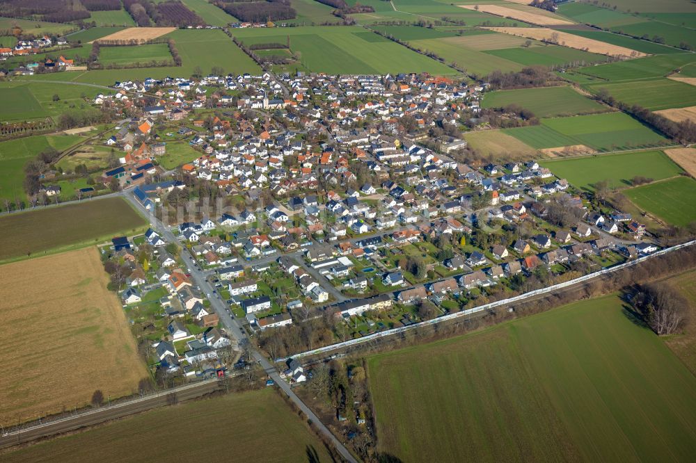 Lünern aus der Vogelperspektive: Ortsansicht am Rande von landwirtschaftlichen Feldern in Lünern im Bundesland Nordrhein-Westfalen, Deutschland