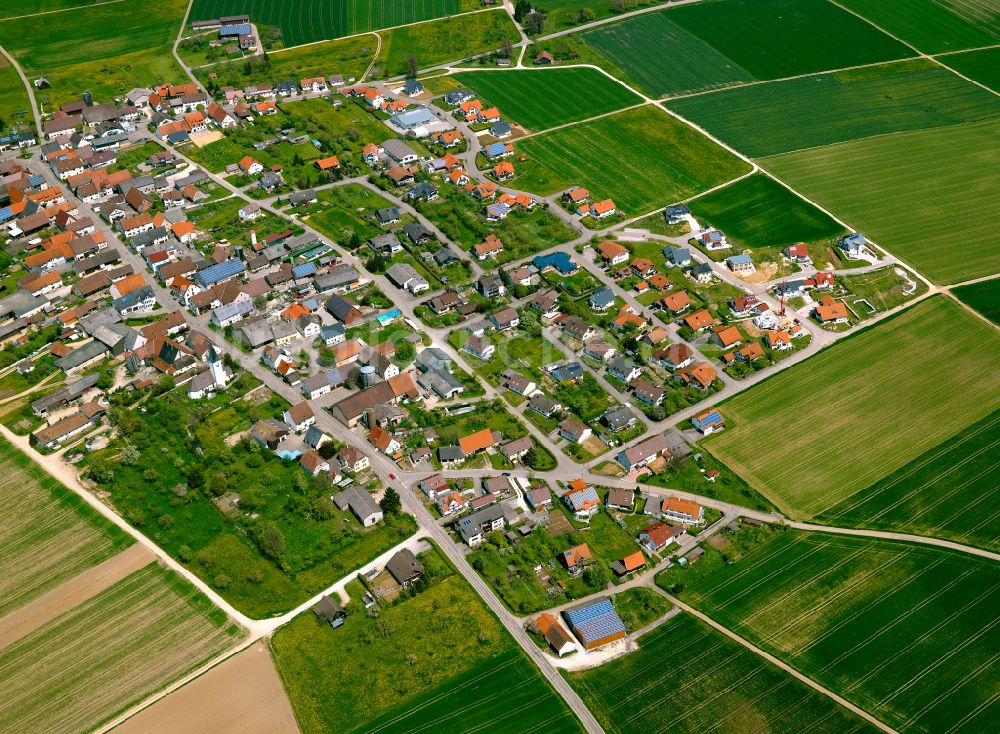 Lonsee von oben - Ortsansicht am Rande von landwirtschaftlichen Feldern in Lonsee im Bundesland Baden-Württemberg, Deutschland