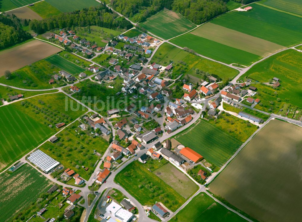 Lonsee von oben - Ortsansicht am Rande von landwirtschaftlichen Feldern in Lonsee im Bundesland Baden-Württemberg, Deutschland