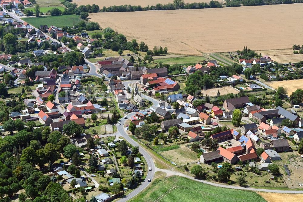 Lunstädt aus der Vogelperspektive: Ortsansicht am Rande von landwirtschaftlichen Feldern in Lunstädt im Bundesland Sachsen-Anhalt, Deutschland