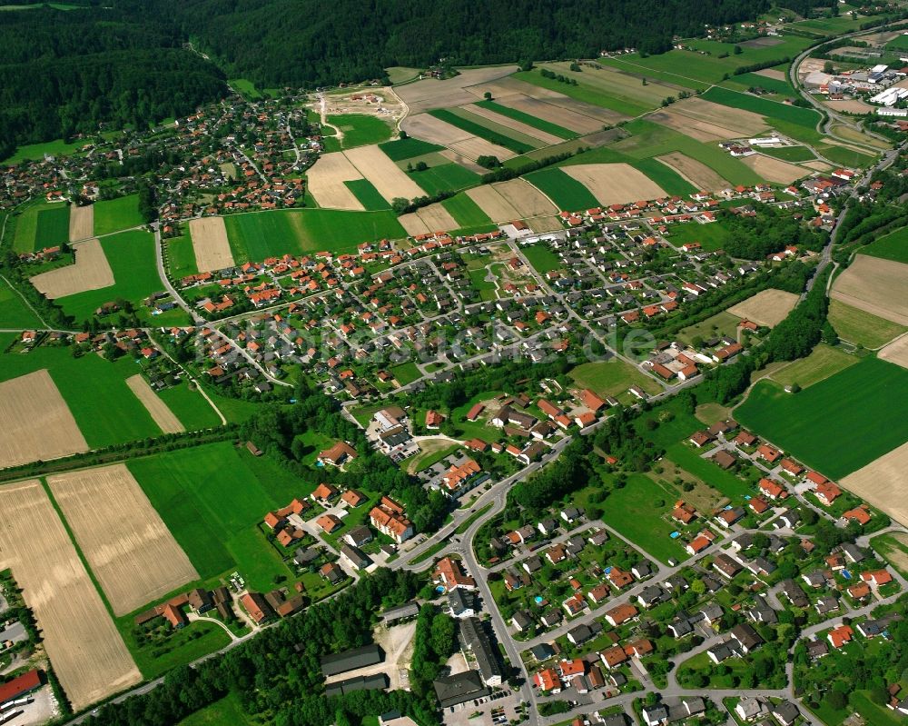 Luftaufnahme Machendorf - Ortsansicht am Rande von landwirtschaftlichen Feldern in Machendorf im Bundesland Bayern, Deutschland