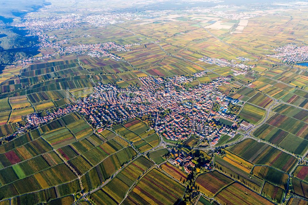 Luftbild Maikammer - Ortsansicht am Rande von landwirtschaftlichen Feldern in Maikammer im Bundesland Rheinland-Pfalz, Deutschland