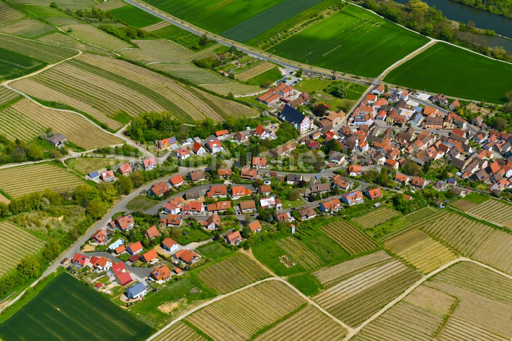 Luftbild Mainstockheim - Ortsansicht am Rande von landwirtschaftlichen Feldern in Mainstockheim im Bundesland Bayern, Deutschland