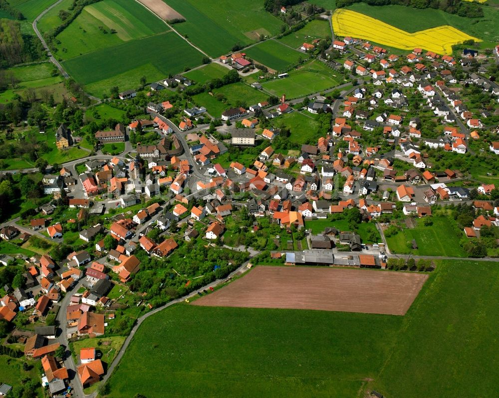 Mansbach aus der Vogelperspektive: Ortsansicht am Rande von landwirtschaftlichen Feldern in Mansbach im Bundesland Hessen, Deutschland