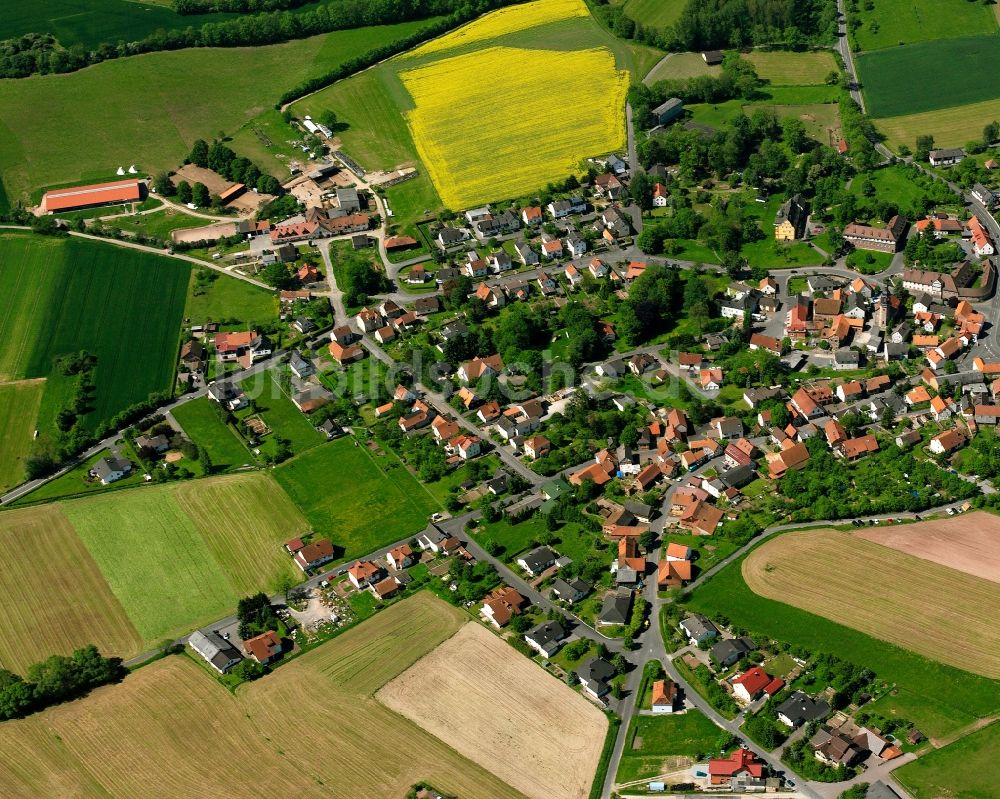 Mansbach aus der Vogelperspektive: Ortsansicht am Rande von landwirtschaftlichen Feldern in Mansbach im Bundesland Hessen, Deutschland