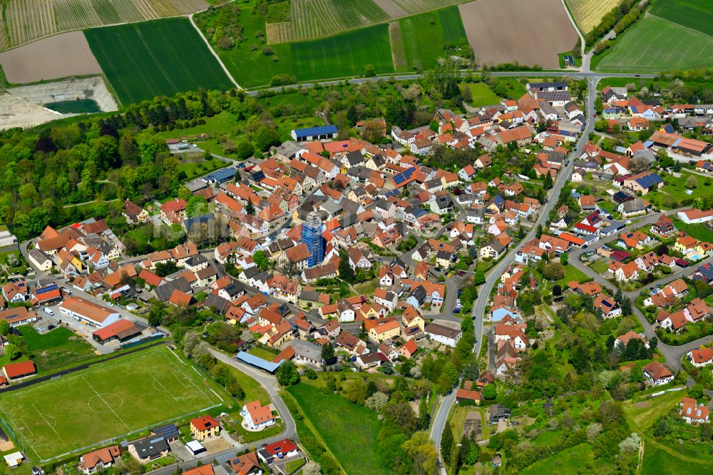 Luftaufnahme Markt Einersheim - Ortsansicht am Rande von landwirtschaftlichen Feldern in Markt Einersheim im Bundesland Bayern, Deutschland