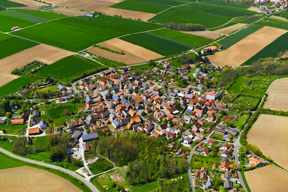 Luftbild Martinsheim - Ortsansicht am Rande von landwirtschaftlichen Feldern in Martinsheim im Bundesland Bayern, Deutschland