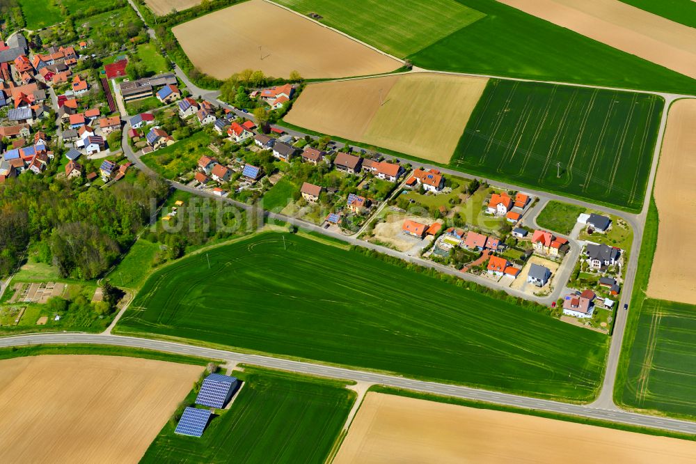 Luftaufnahme Martinsheim - Ortsansicht am Rande von landwirtschaftlichen Feldern in Martinsheim im Bundesland Bayern, Deutschland