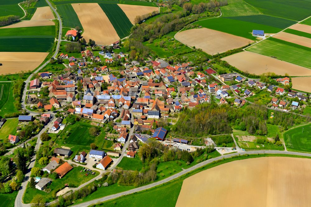 Martinsheim von oben - Ortsansicht am Rande von landwirtschaftlichen Feldern in Martinsheim im Bundesland Bayern, Deutschland