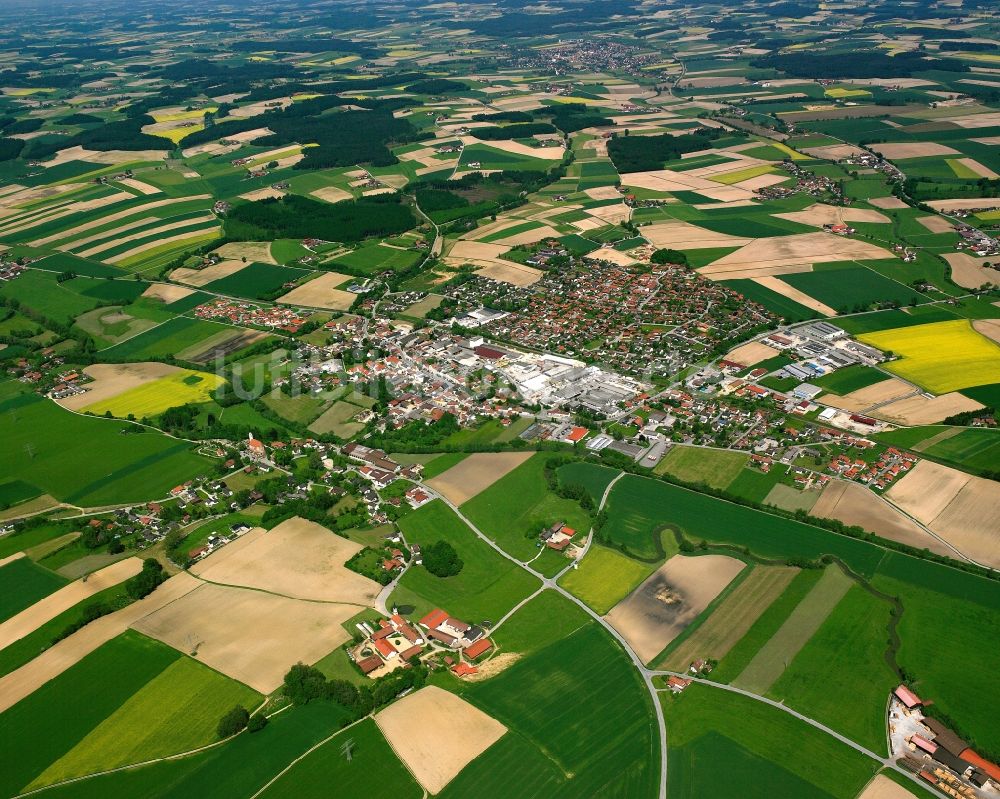 Massing von oben - Ortsansicht am Rande von landwirtschaftlichen Feldern in Massing im Bundesland Bayern, Deutschland