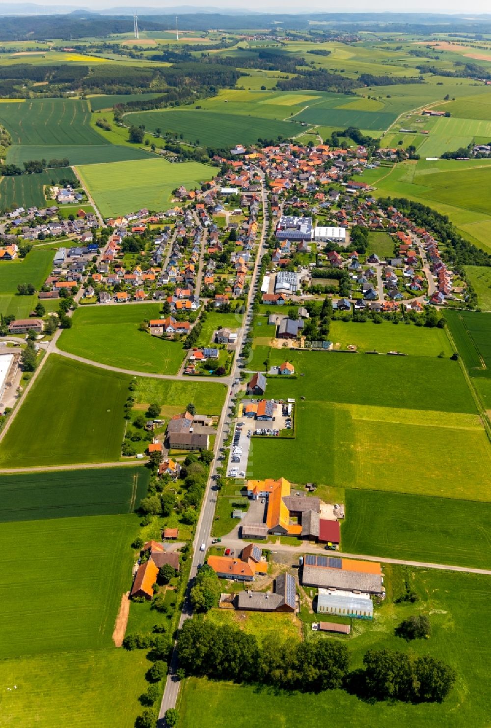 Luftbild Meineringhausen - Ortsansicht am Rande von landwirtschaftlichen Feldern in Meineringhausen im Bundesland Hessen, Deutschland