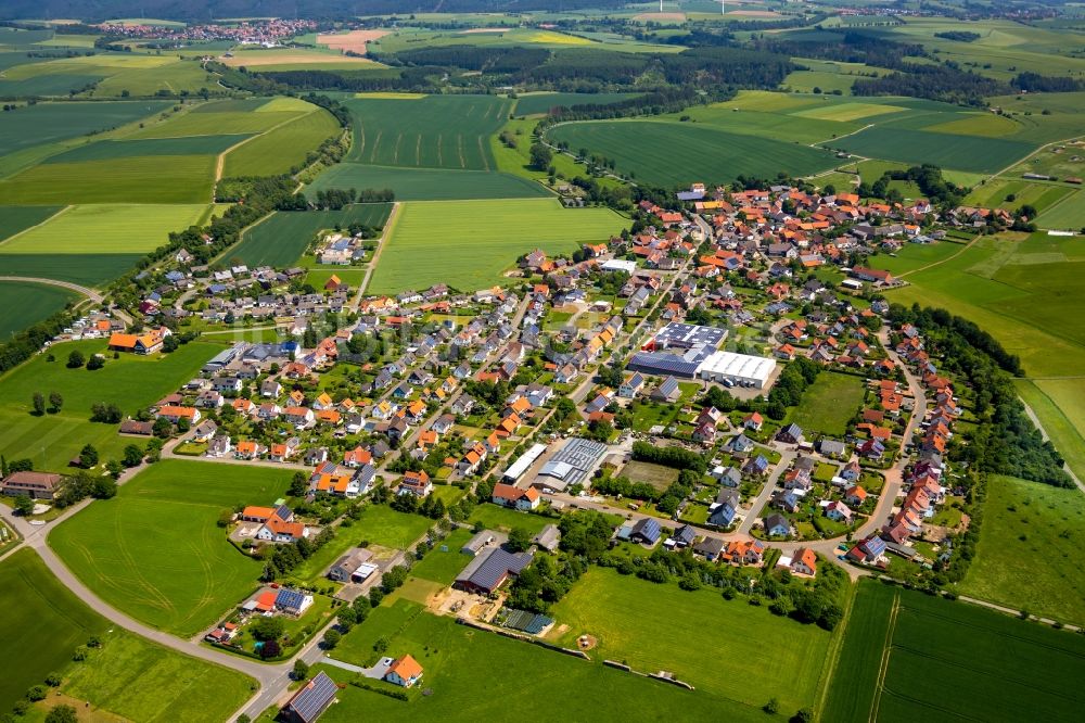 Luftaufnahme Meineringhausen - Ortsansicht am Rande von landwirtschaftlichen Feldern in Meineringhausen im Bundesland Hessen, Deutschland