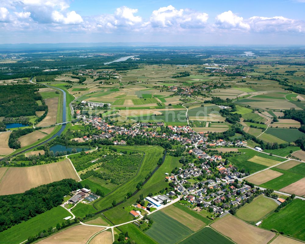 Luftaufnahme Memprechtshofen - Ortsansicht am Rande von landwirtschaftlichen Feldern in Memprechtshofen im Bundesland Baden-Württemberg, Deutschland