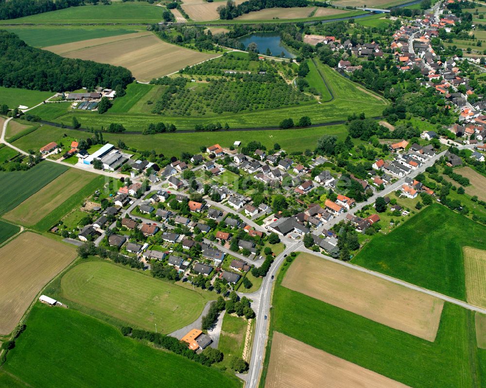 Memprechtshofen von oben - Ortsansicht am Rande von landwirtschaftlichen Feldern in Memprechtshofen im Bundesland Baden-Württemberg, Deutschland