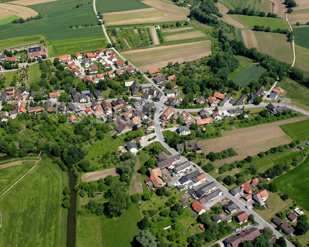 Memprechtshofen aus der Vogelperspektive: Ortsansicht am Rande von landwirtschaftlichen Feldern in Memprechtshofen im Bundesland Baden-Württemberg, Deutschland