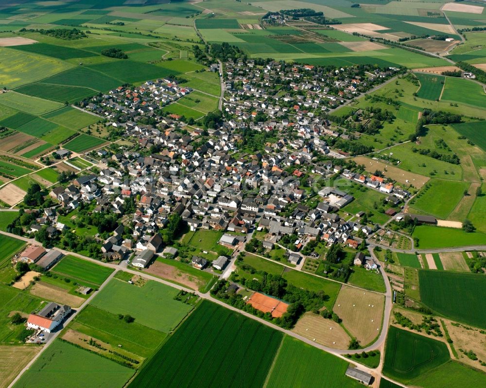 Mensfelden aus der Vogelperspektive: Ortsansicht am Rande von landwirtschaftlichen Feldern in Mensfelden im Bundesland Hessen, Deutschland