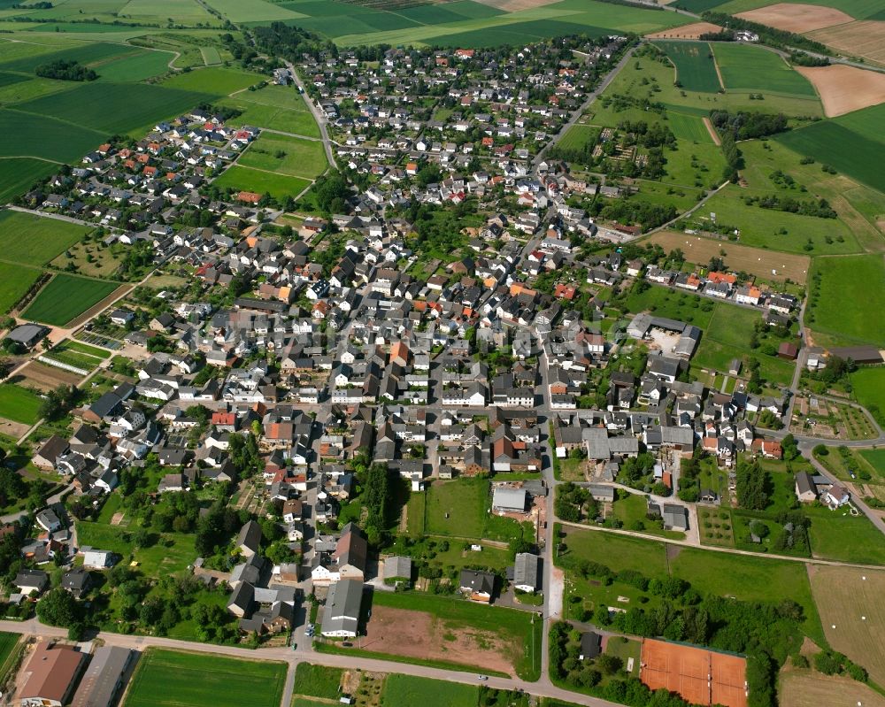 Luftbild Mensfelden - Ortsansicht am Rande von landwirtschaftlichen Feldern in Mensfelden im Bundesland Hessen, Deutschland