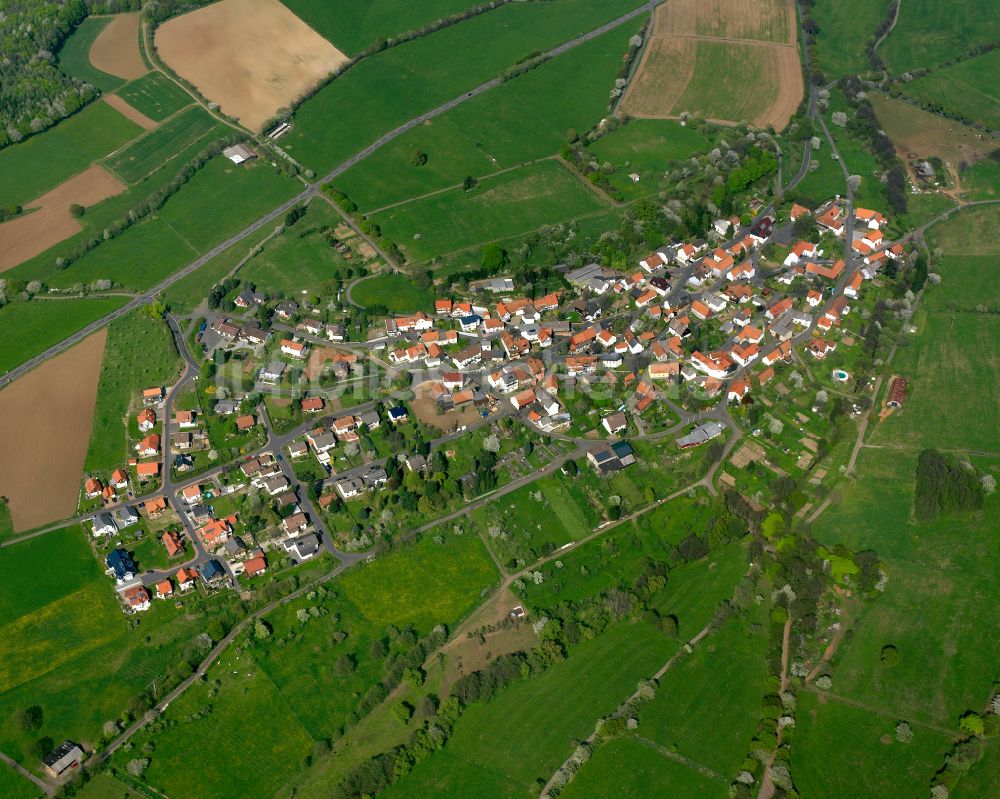 Michelbach aus der Vogelperspektive: Ortsansicht am Rande von landwirtschaftlichen Feldern in Michelbach im Bundesland Hessen, Deutschland