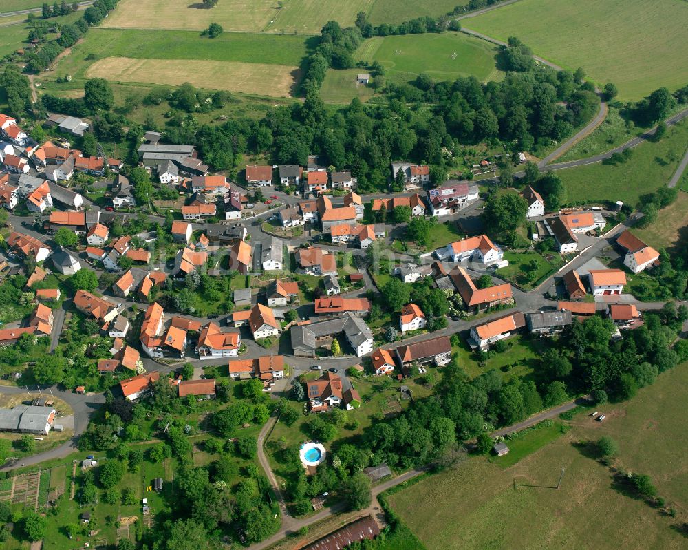 Michelbach aus der Vogelperspektive: Ortsansicht am Rande von landwirtschaftlichen Feldern in Michelbach im Bundesland Hessen, Deutschland