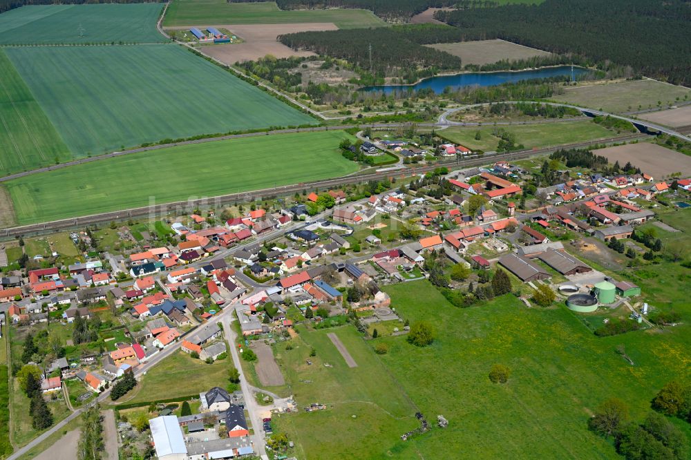 Luftaufnahme Mieste - Ortsansicht am Rande von landwirtschaftlichen Feldern in Mieste im Bundesland Sachsen-Anhalt, Deutschland