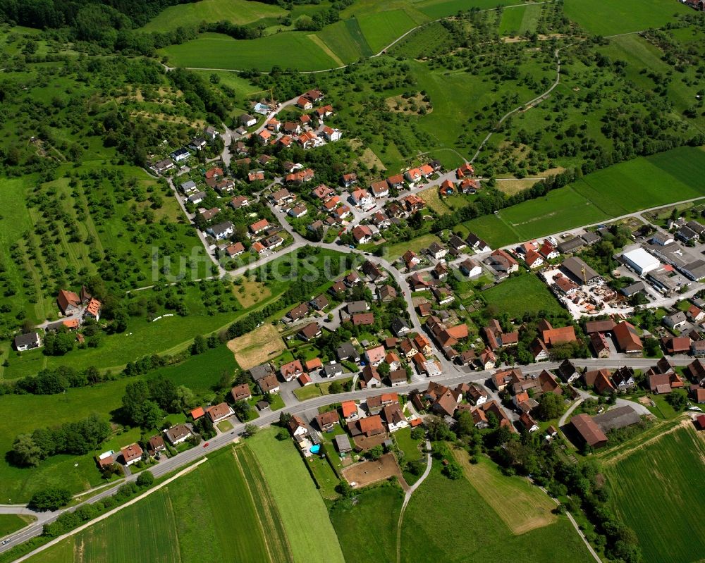 Mittelbrüden von oben - Ortsansicht am Rande von landwirtschaftlichen Feldern in Mittelbrüden im Bundesland Baden-Württemberg, Deutschland