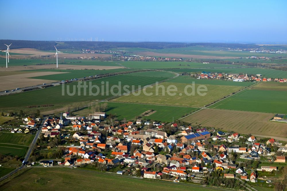 Mittelhausen von oben - Ortsansicht am Rande von landwirtschaftlichen Feldern in Mittelhausen im Bundesland Sachsen-Anhalt, Deutschland