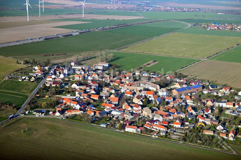 Mittelhausen von oben - Ortsansicht am Rande von landwirtschaftlichen Feldern in Mittelhausen im Bundesland Sachsen-Anhalt, Deutschland