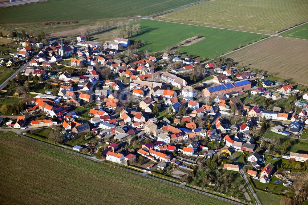 Luftbild Mittelhausen - Ortsansicht am Rande von landwirtschaftlichen Feldern in Mittelhausen im Bundesland Sachsen-Anhalt, Deutschland