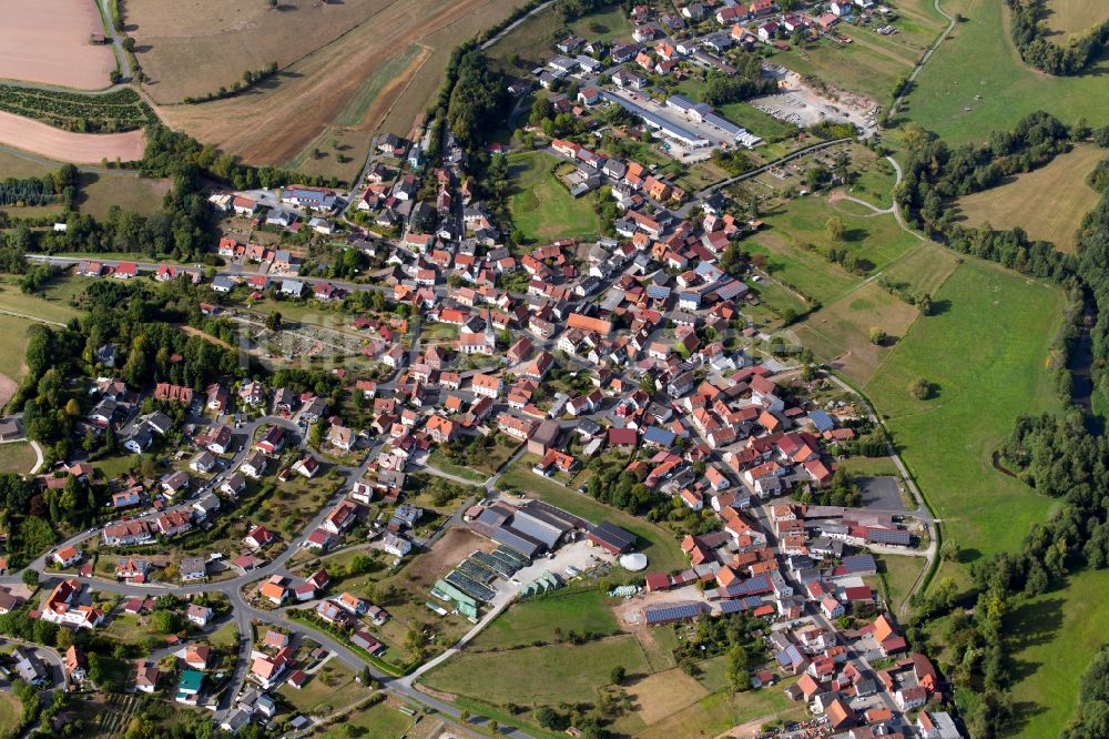 Mittelsinn von oben - Ortsansicht am Rande von landwirtschaftlichen Feldern in Mittelsinn im Bundesland Bayern, Deutschland