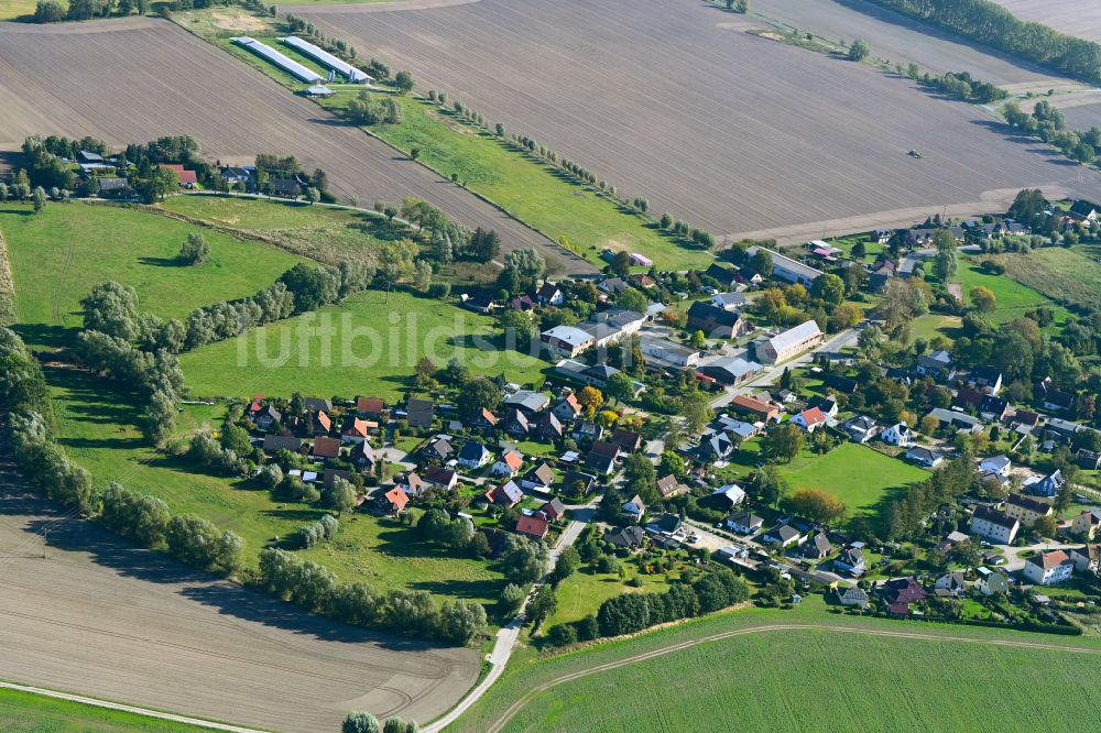 Luftaufnahme Mölschow - Ortsansicht am Rande von landwirtschaftlichen Feldern in Mölschow im Bundesland Mecklenburg-Vorpommern, Deutschland