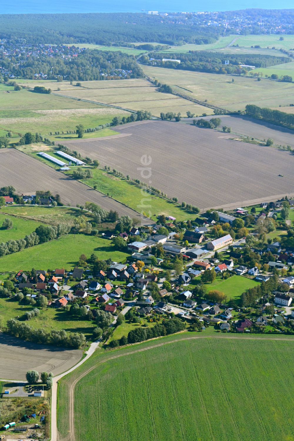 Mölschow von oben - Ortsansicht am Rande von landwirtschaftlichen Feldern in Mölschow im Bundesland Mecklenburg-Vorpommern, Deutschland