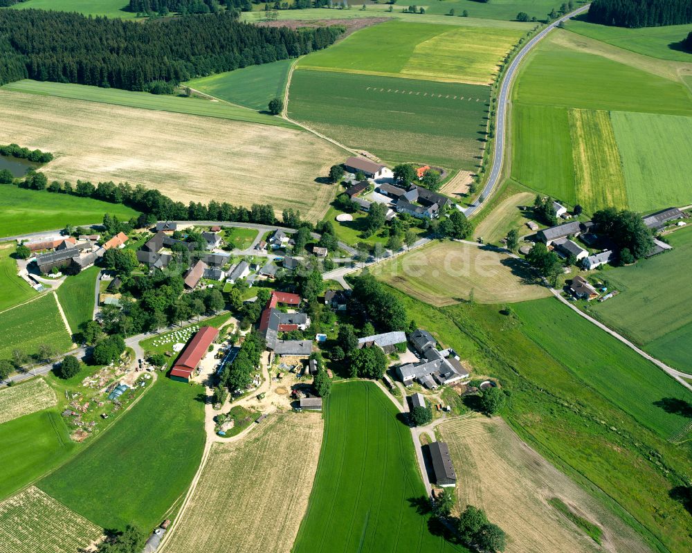 Luftaufnahme Münchberg - Ortsansicht am Rande von landwirtschaftlichen Feldern in Münchberg im Bundesland Bayern, Deutschland