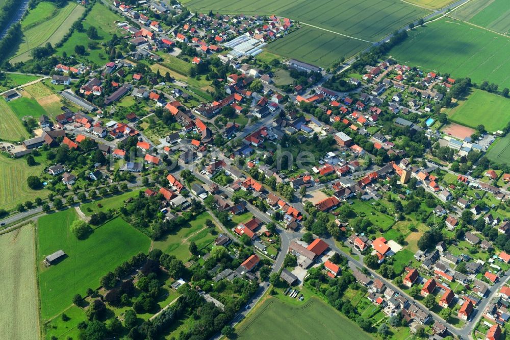 Luftaufnahme Münchehof - Ortsansicht am Rande von landwirtschaftlichen Feldern in Münchehof im Bundesland Niedersachsen, Deutschland