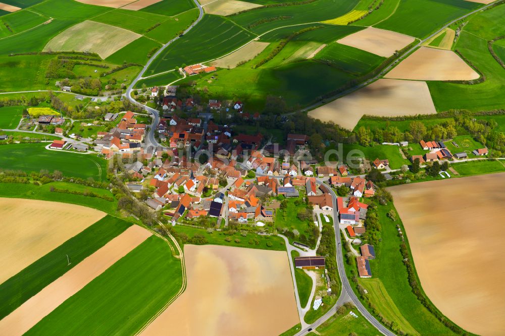 Mönchsondheim aus der Vogelperspektive: Ortsansicht am Rande von landwirtschaftlichen Feldern in Mönchsondheim im Bundesland Bayern, Deutschland